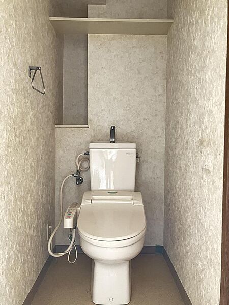 温水洗浄便座付きのトイレです。ストックに便利な背部の収納スペースが嬉しいポイント◎