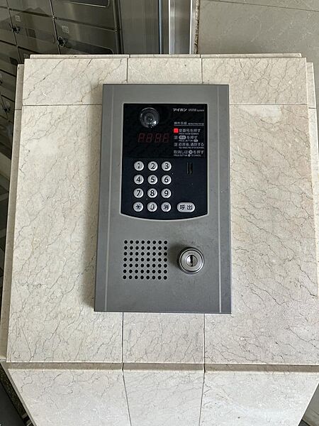エントランスはオート－ロックです。インターホンにモニターが付いていて安心です。