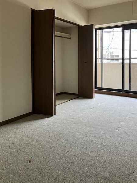 玄関横の約6.5帖の洋室です。東向きのバルコニーと、クローゼットが備わっています。