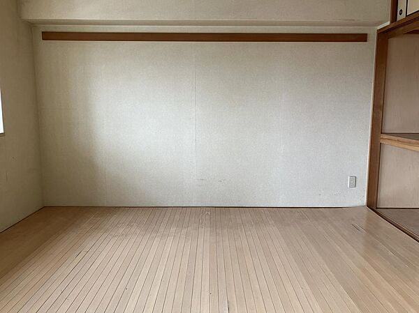 LDKに隣接する和室です。畳ではなく、板張りにリフォームしてあります。