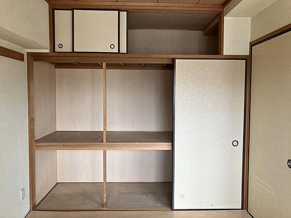 和室の収納は天袋と押し入れで、十分な収納力があります。