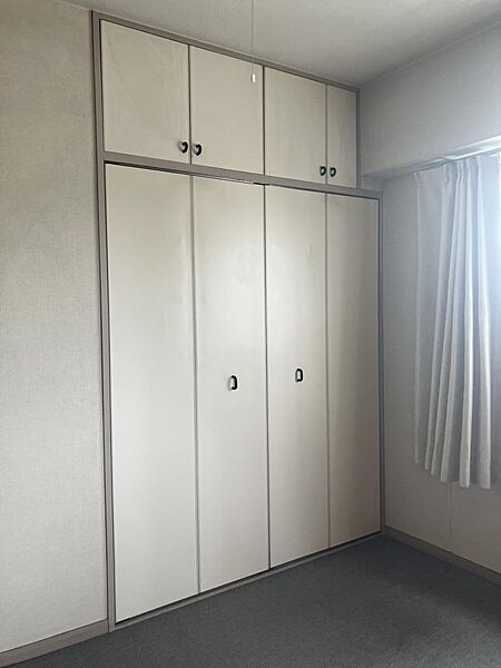玄関横の洋室のクローゼットです。