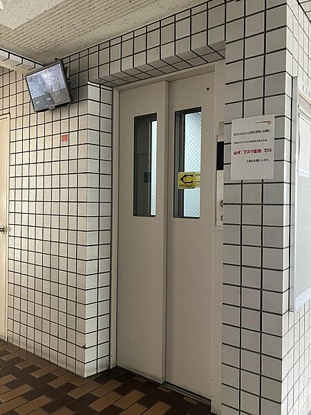 エレベーターの外にモニターが付いているので、エレベーターも安心して利用できそうです。