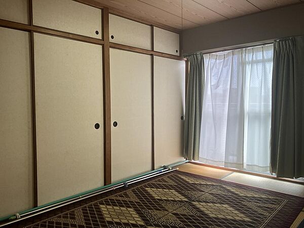 南側のバルコニーに面した6帖の和室です。押し入れにも十分な収納力があります。