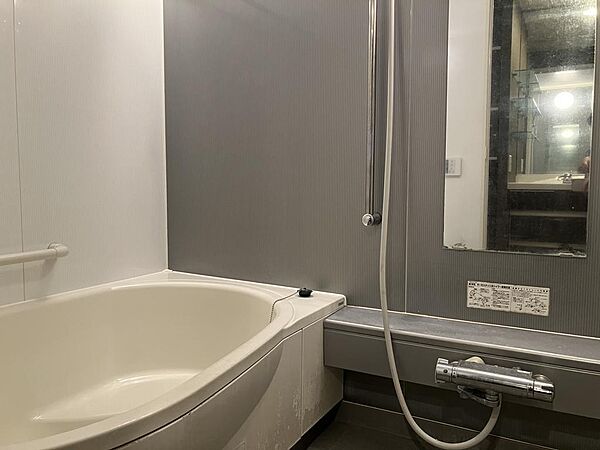 浴室には、換気乾燥暖房機が付いています。追炊きやたし湯の機能も嬉しいポイントです。