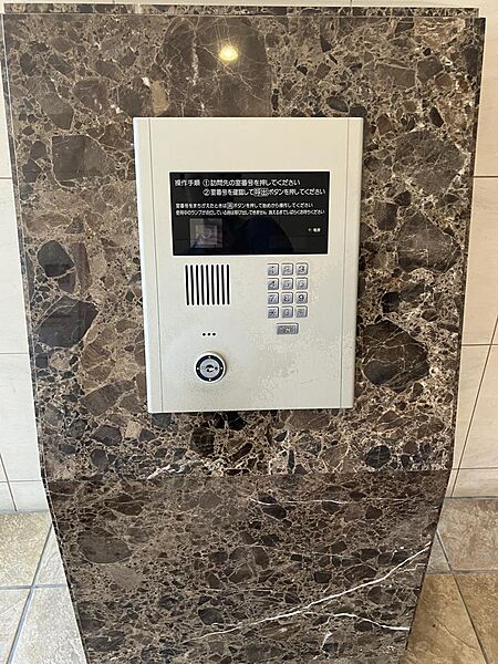 オートロックでセキュリティも安心です。エントランスの鍵は、タッチキーになっています。