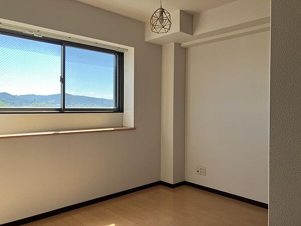キッチンの隣の洋室は5.2帖です。日当たりの良いお部屋です。