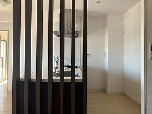 キッチンの和室側には、ルーバーが付いています。空間のアクセントになっているだけでなく、横からは調理スペースが見えづらくなっています。