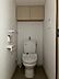 トイレ：温水洗浄便座のトイレです。収納に便利な戸棚も備わっています。