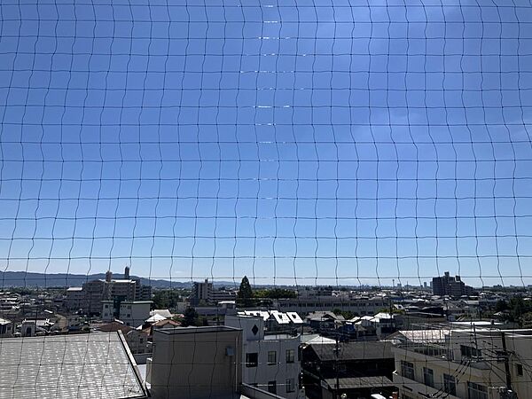 バルコニーヵらの眺望です。近くに高い建物が無いので、遠くまで見渡せます。