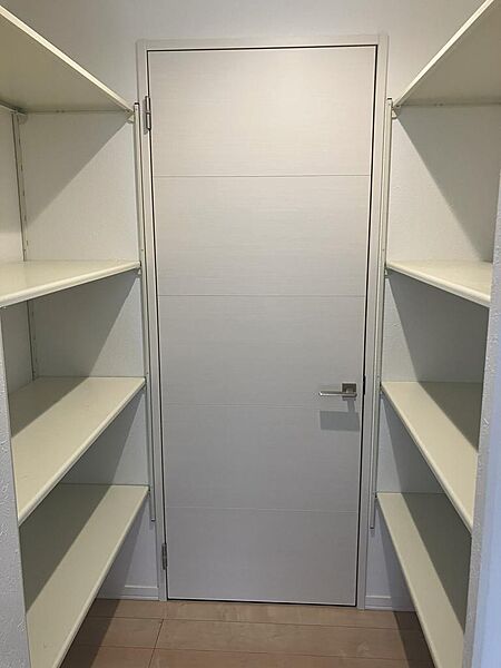 キッチンすぐそばのパントリーです。買い置きや、たまにしか使わないものなどの収納に便利です。ウォークスルークローゼットを抜けて、洗面所に出ることもできます。