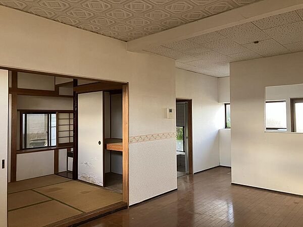 LDKは14帖の広さがあり、和室が隣接しています。南に明かりが取れる窓があるので、日中は明るい空間です。