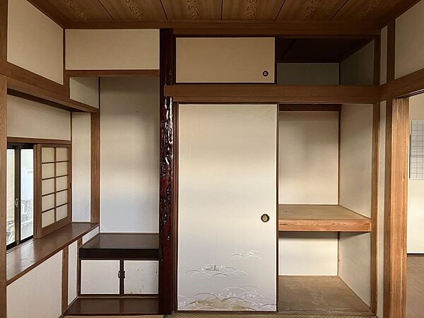 和室の収納です。天袋、押し入れ、地袋とあるので、用途に応じて使い分けられます。
