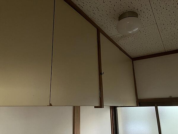 洗面所の収納です。買い置きなどをたっぷり収納できそうです。
