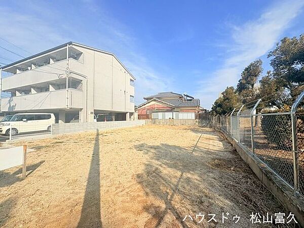 松山市内でも貴重な70坪超のフラットな地勢。