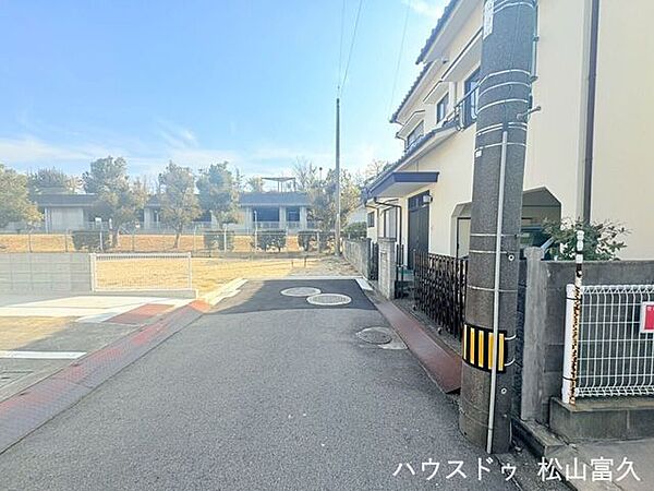 前面道路の幅員が約4ｍあり、落ち着いた交通量の中で落ち着いて駐車ができる環境。