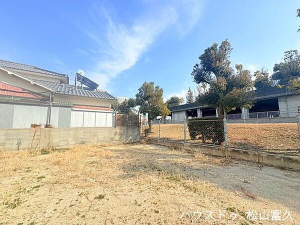 建築条件なしの50坪以上平地で、JR松山駅も徒歩圏内の便利な住環境。
