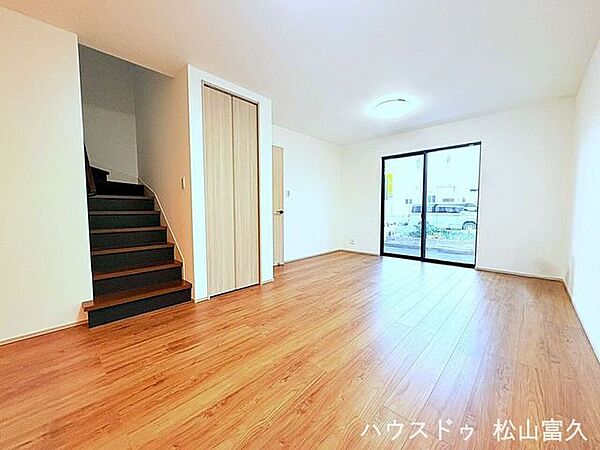 落ち着いた色合いの内装が心地よいリビング。窓からの光がやさしく差し込み、穏やかな時間が流れます。