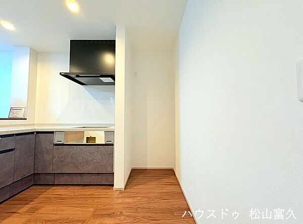 冷蔵庫スペースが独立しているから、キッチンまわりがすっきり整います。動きやすさもばっちり。