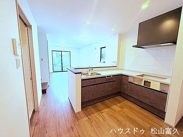 リビング・ダイニング・キッチンがゆるやかにつながる、暮らしやすい間取り。毎日が自然と快適に。