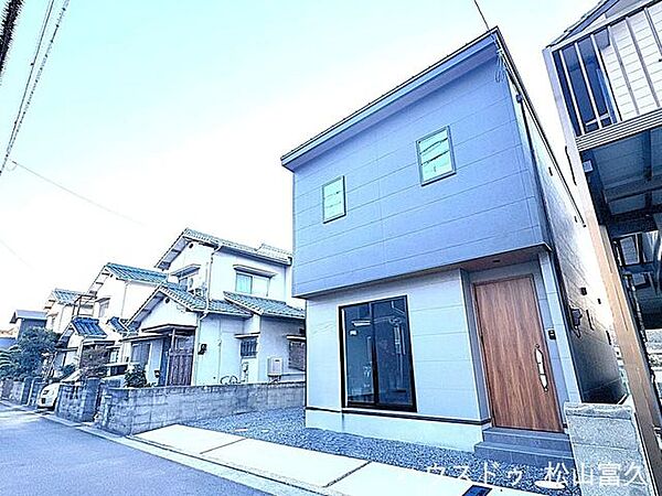 スッと伸びた長方形のラインが印象的。見る角度によって、住まいの落ち着きと存在感がより鮮明に伝わります。