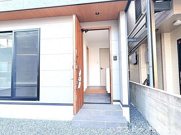 玄関を開けた瞬間、やさしい光と落ち着いた空間が広がります。帰宅時の気分もふっと和らぐ場所です。