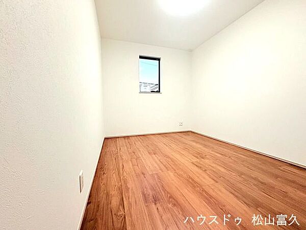 シンプルな5帖の洋室。クローゼットが備わっているので、家具の配置も自由に楽しめます。