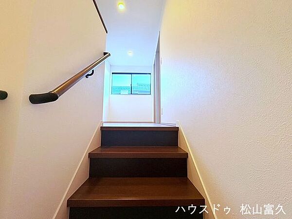 木目の風合いがやさしい階段。シンプルなデザインで、空間にすっとなじみます。