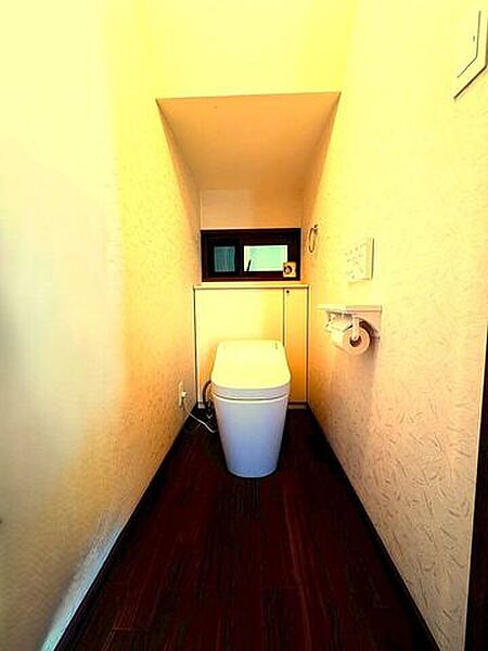 1階の玄関近くにトイレがあるため、外出前後の利用がスムーズで日常の使い勝手が良い設計です。