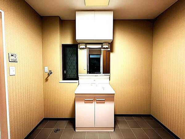 明るく使いやすい洗面台を備えており、朝の身支度や帰宅後の手洗いがスムーズに行えます。