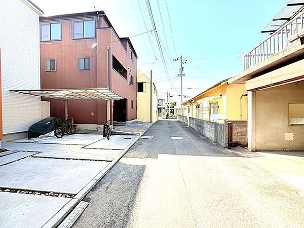 交通量が落ち着いた前面道路に面しており、静かな住環境を保ちやすい立地です。