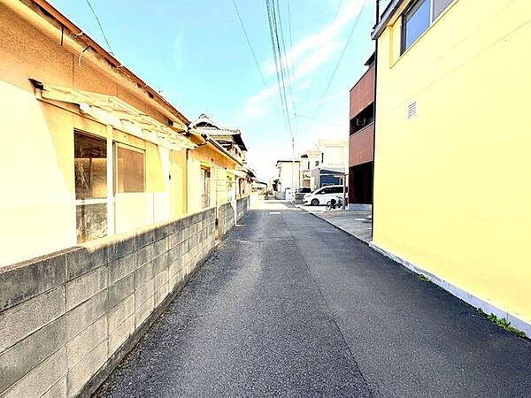 車通りが少なく、小さなお子さまのいるご家庭でも安心して過ごせる立地です。