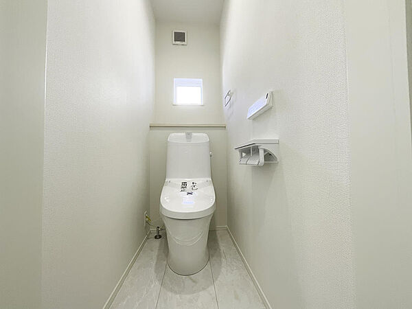 【 トイレ 】 明るい色合いの清潔感のあるトイレは気持ちが良いです♪