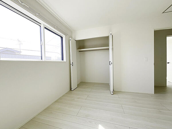 【クローゼット 】 収納もしっかり設置されたお部屋なので、お子様もお部屋をスッキリ利用できます♪