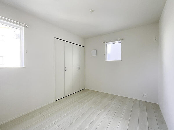 【洋室 】 明るい色合いのお部屋は気持ちの良いインテリアが楽しめます♪