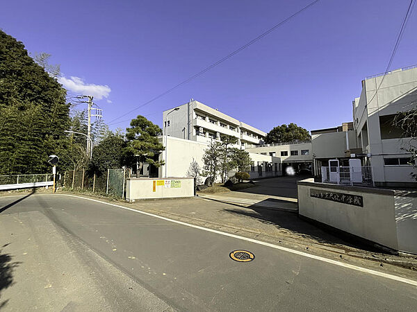【 大穴中学校 】 700ｍ　徒歩9分。