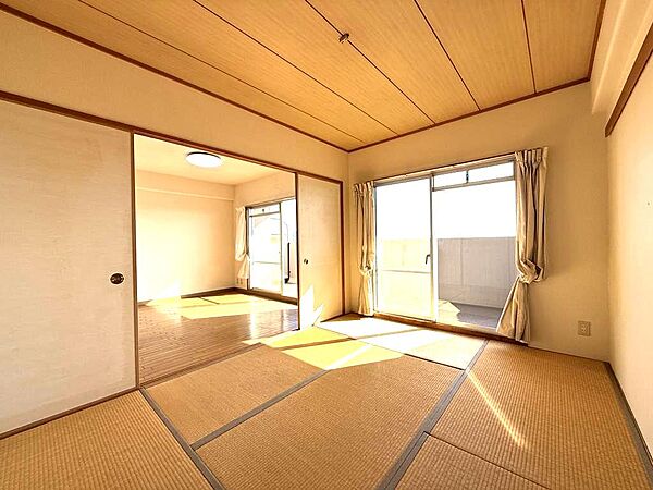 角度違いの和室　リビング横