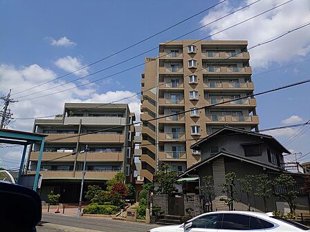 お部屋は最上階の角部屋です