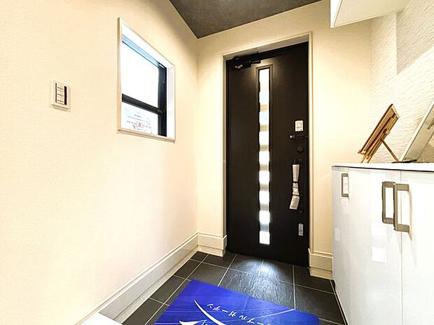 わが家への帰りを出迎える玄関ホール。