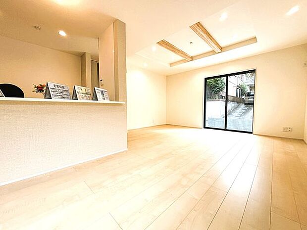 幅広く南側に面したリビング。