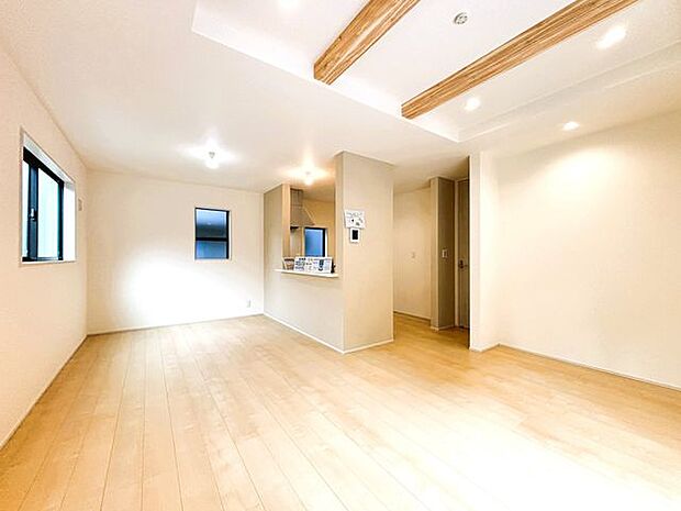 ご家族の集まる約18.5帖LDK。