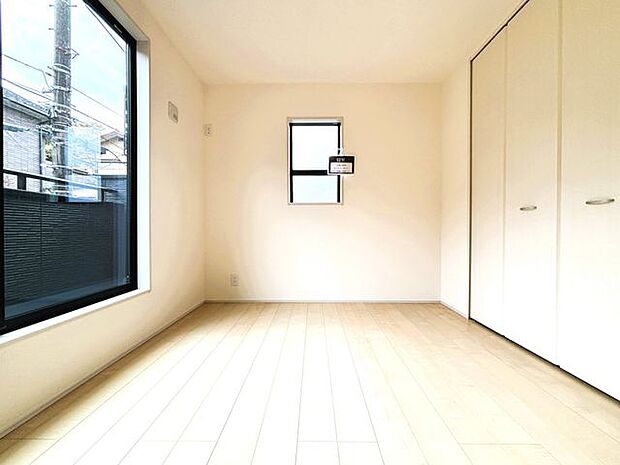 複層ガラスなので室内の暖房熱を外に逃がさず、同時に外から冷気が伝わるのを防いで暖房効果をぐんと高めます。