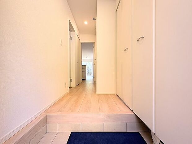 玄関には収納スペースも完備