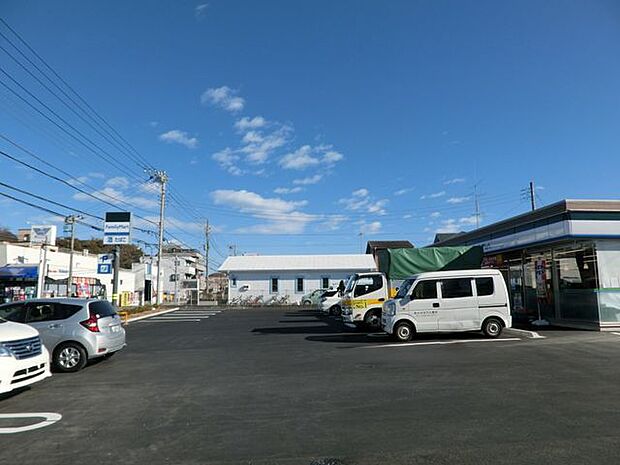 ファミリーマート 鎌倉津店 徒歩11分。 860m