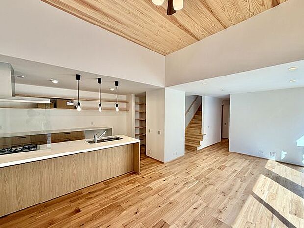 天然木をあしらった柔らかな雰囲気の室内。