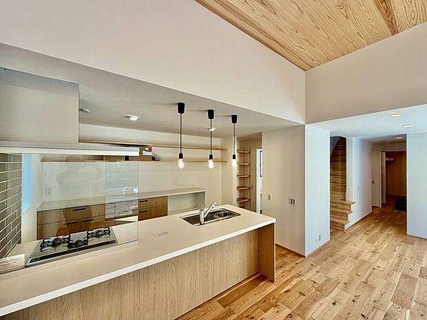 広々とした空間を活かし、奥行きも演出。