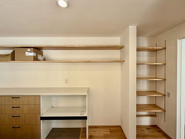 パントリーやカップボード付き。