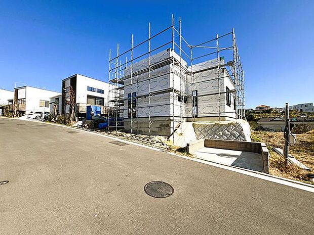 前面道路はゆとりのある広さ。