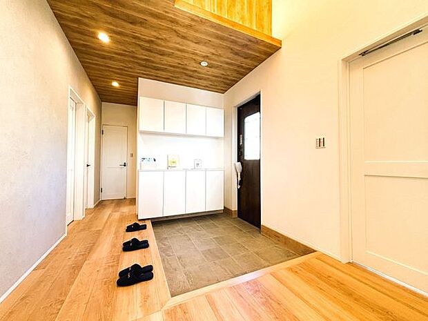 わが家への帰りを出迎える玄関ホール。