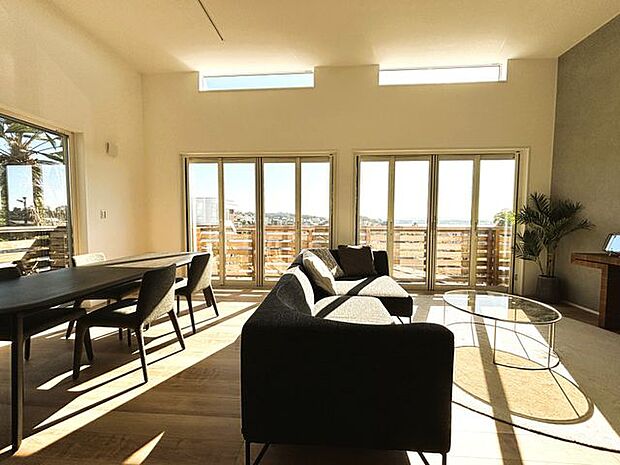 窓の開口が大きく、採光の取れた室内。